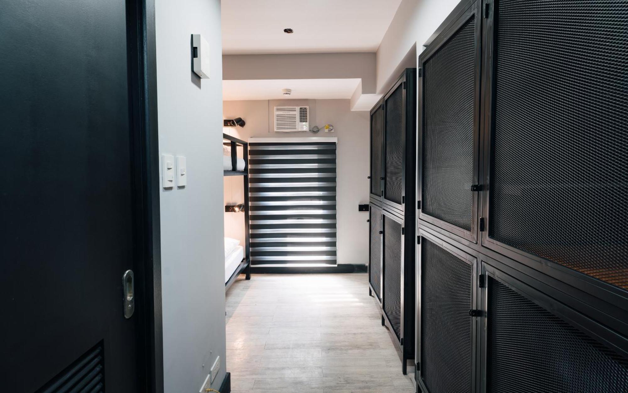Mad Monkey Manila Hostel Makati City Exterior photo