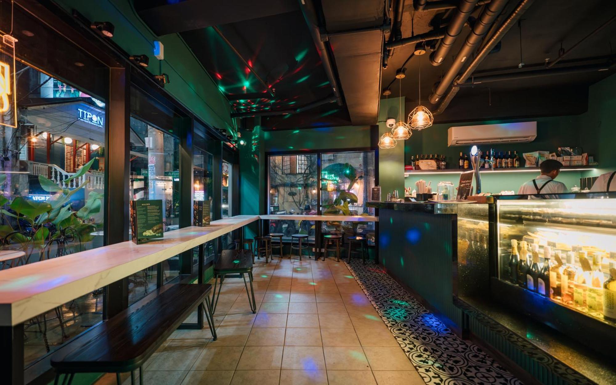Mad Monkey Manila Hostel Makati City Exterior photo