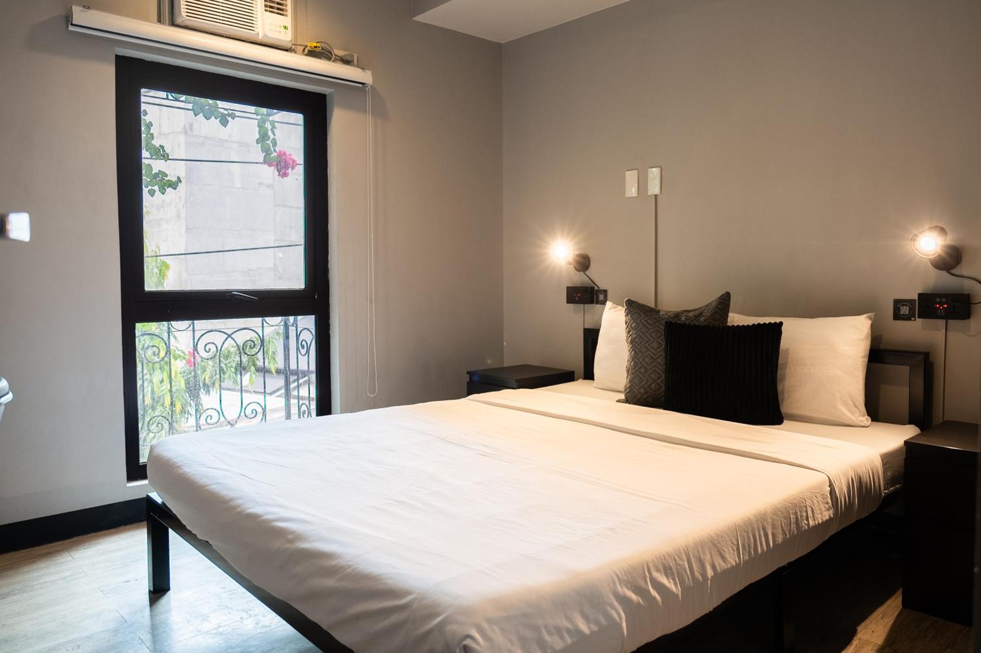Mad Monkey Manila Hostel Makati City Exterior photo